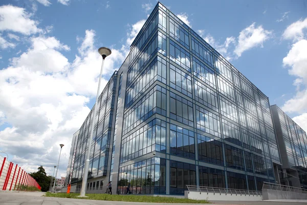 Yeni modern futuristik binalar ve bulutlu gün içinde mavi skyes — Stok fotoğraf