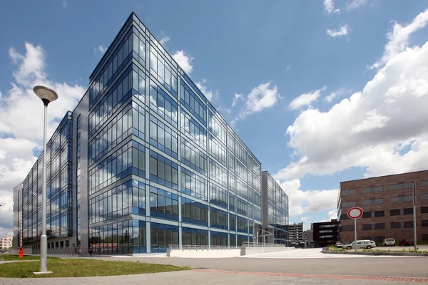 Nieuwe moderne futuristische gebouwen en blauwe skyes in bewolkte dag Rechtenvrije Stockfoto's