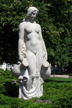 Beyaz şehir parkındaki kadın heykeli
