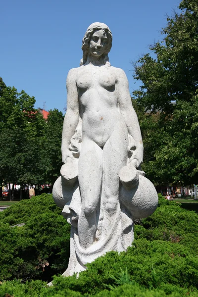 Biały statua kobiety w parku miejskim — Zdjęcie stockowe