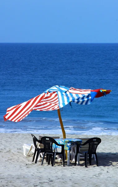 五颜六色的海滩遮阳伞与席位 — 图库照片