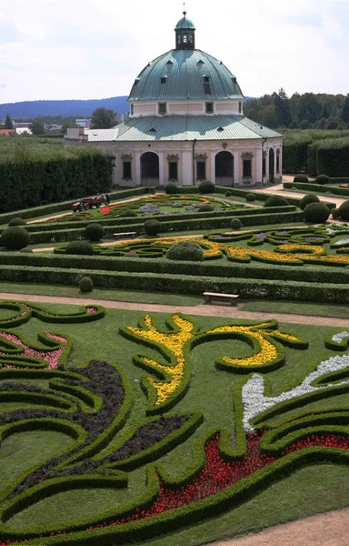 Jardin fleuri du Château à Kromeriz, République Tchèque — Photo