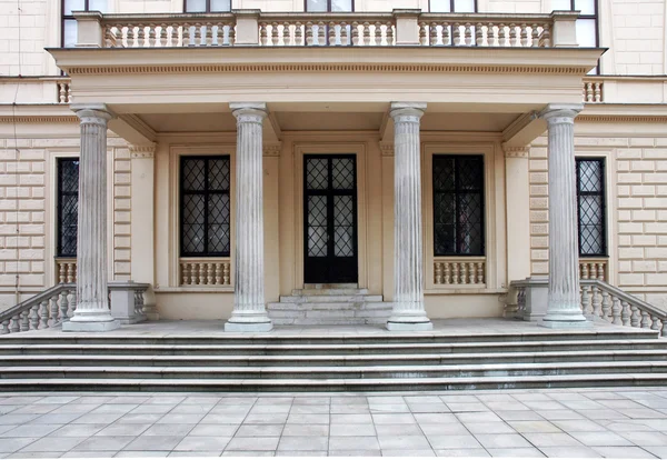 Вход в историческое здание со ступенями и колоннами — стоковое фото