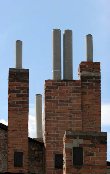 Muchas chimeneas de ladrillo en la parte superior de la casa —  Fotos de Stock