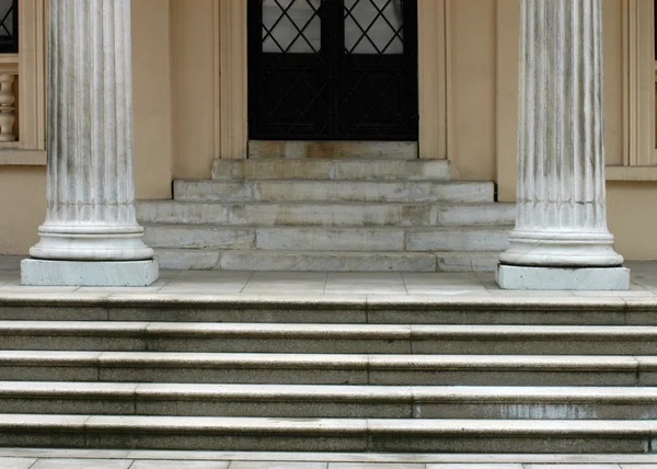 手順と列を持つ歴史的な建物の入口 — ストック写真