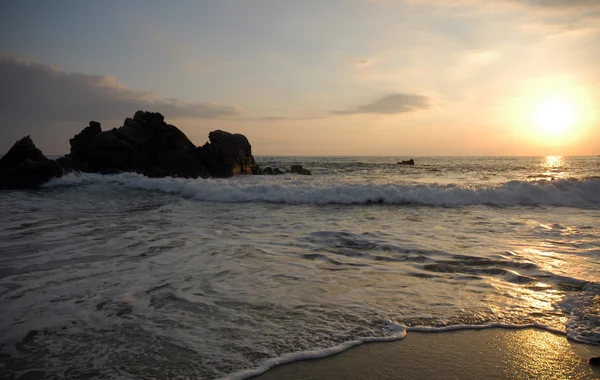 Praia durante o pôr do sol, Puerto Escondido, México — Fotografia de Stock