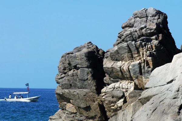 Rocas en la playa en Puerto Escondido, México — Foto de Stock