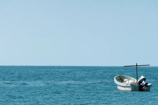 海の上の単一のボート — ストック写真