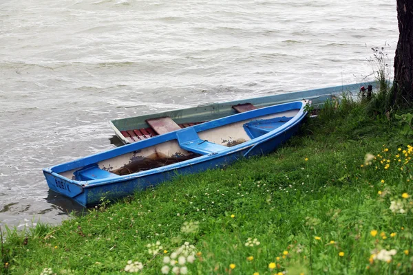 Barco en el estanque en Jedovnice, Moravia del Sur, República Checa —  Fotos de Stock