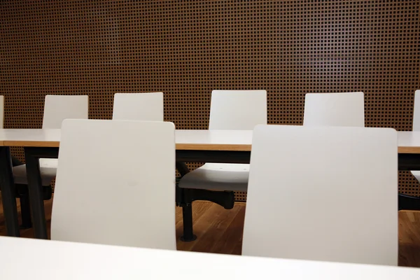 Sala riunioni con sedili bianchi — Foto Stock