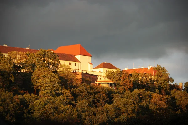 Castelo e fortificação na colina em luz do pôr do sol — Fotografia de Stock