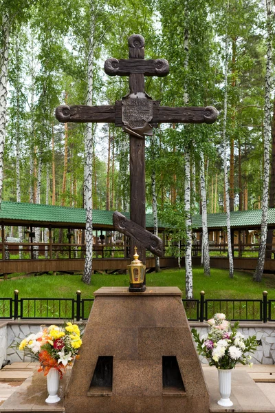 Kříž na místo nálezu imperiální pozůstatky rodiny ro — Stock fotografie