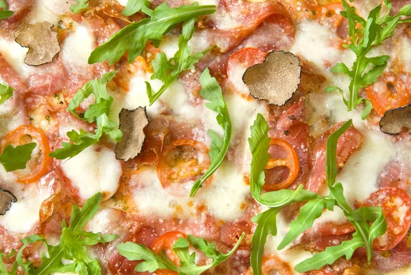 Italiaanse pizza met truffels en tomaten — Stockfoto