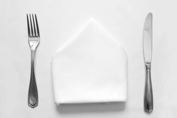 Kniv, gaffel och servett i restaurang — Stockfoto
