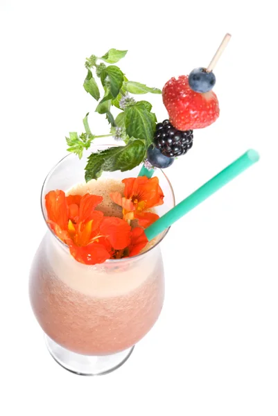Фитнес-коктейль с ягодами и цветами — стоковое фото