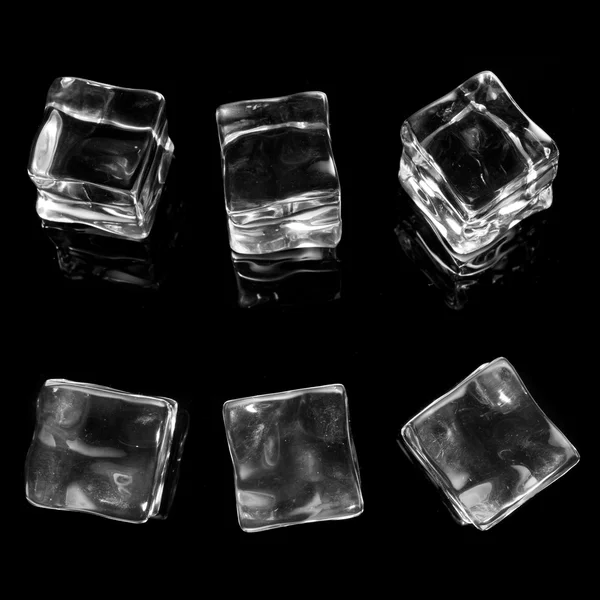Izolované na černé kostky ledu — Stock fotografie