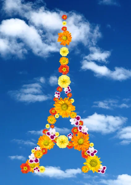 Эйфелева башня из цветов против голубого неба — стоковое фото