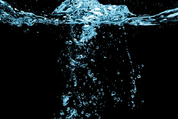 Salpicadura de agua con burbujas aisladas en negro — Foto de Stock