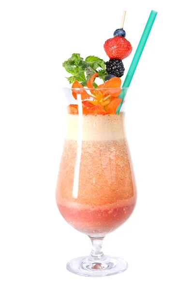 Фитнес-коктейль с ягодами и цветами, изолированными на белом — стоковое фото