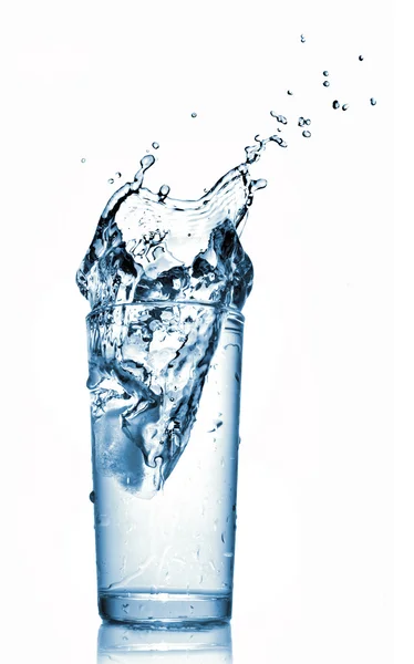 Water spatten in glas geïsoleerd op wit — Stockfoto