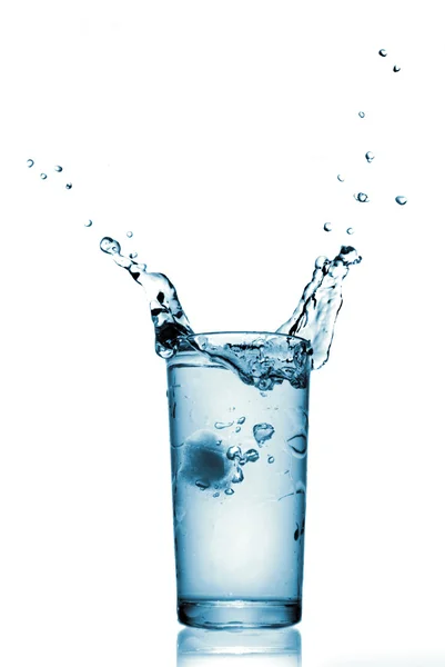 Rozprysk wody w szkle izolowany na białym — Zdjęcie stockowe