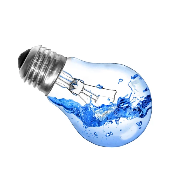 Energiekonzept. Glühbirne mit Wasser isoliert auf weiß — Stockfoto