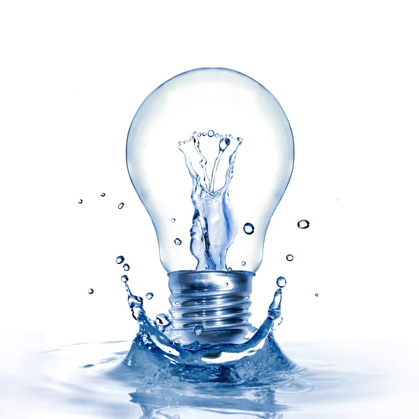 Energiekonzept. Glühbirne mit Wasser und Spritzwasser isoliert auf weiß — Stockfoto