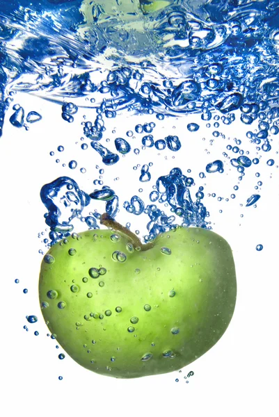 Зеленое яблоко упало в воду — стоковое фото