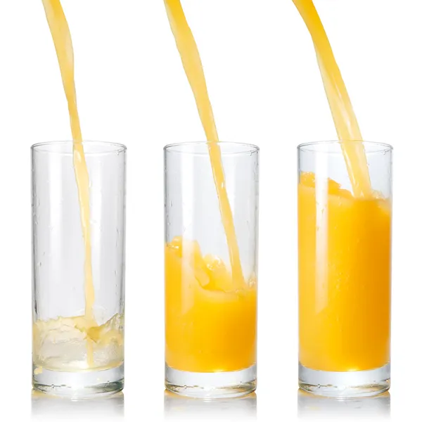 Wlewanie soku pomarańczowego do szklanki — Zdjęcie stockowe