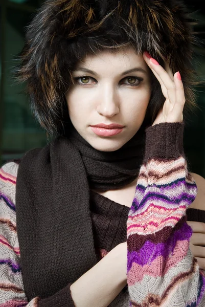 Winter portret van jonge vrouw — Stockfoto