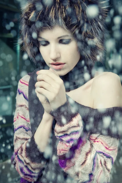Jeune femme geler sous la neige tombante — Photo