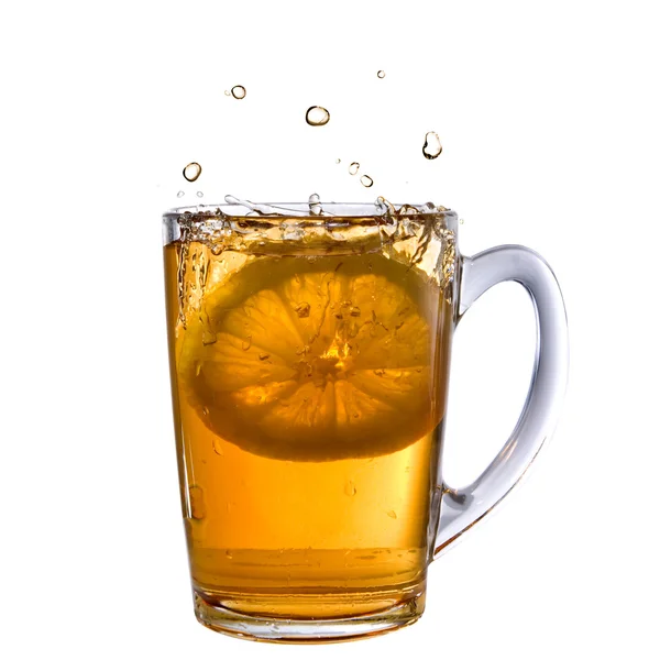 Limón caído en la taza de té —  Fotos de Stock