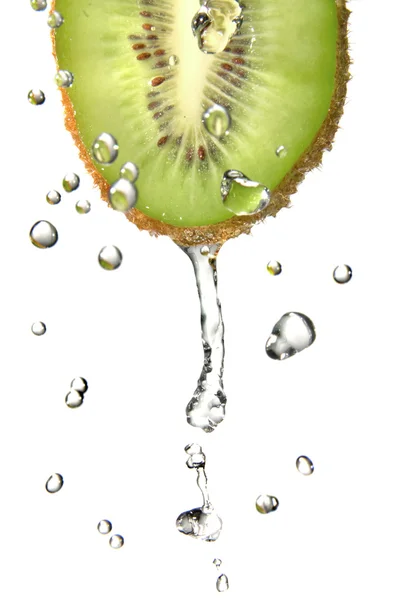 Färskt vatten droppar på kiwi — Stockfoto