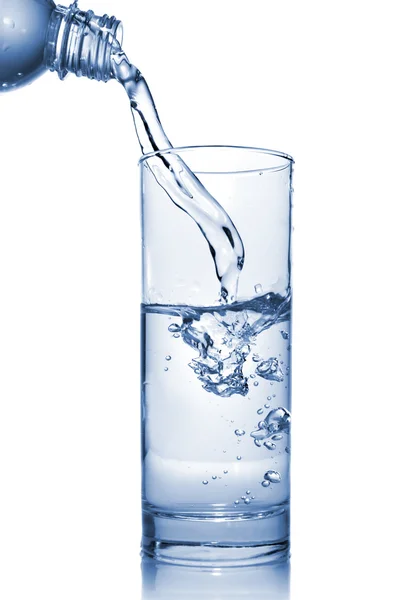 Agua que vierte en el vidrio de la botella —  Fotos de Stock