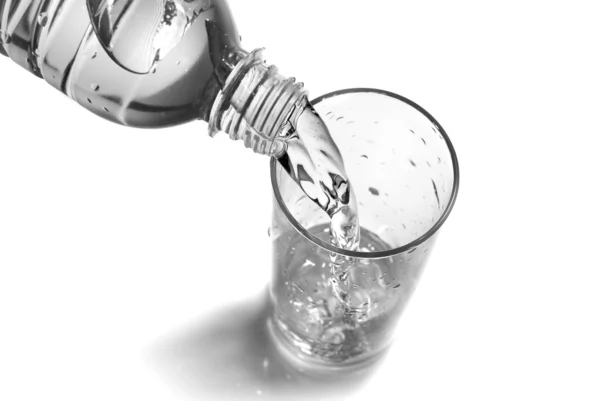 Agua que vierte en el vidrio de la botella — Foto de Stock
