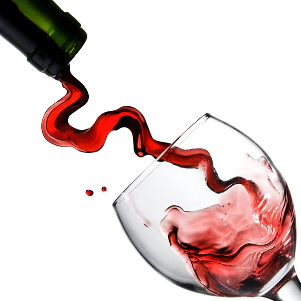 Verter vino tinto en copa de vidrio —  Fotos de Stock