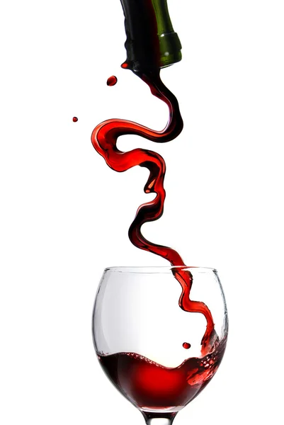 Despejar vinho tinto em cálice de vidro — Fotografia de Stock
