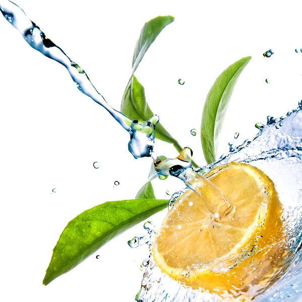 Краплі води на лимоні з зеленим листям — стокове фото