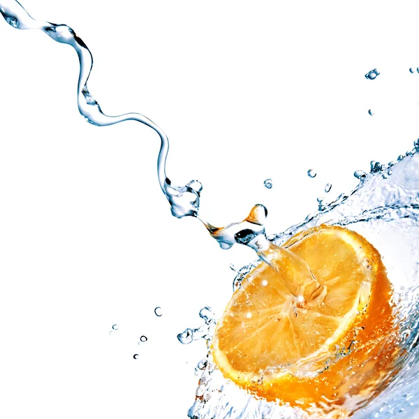 Färskt vatten droppar på orange — Stockfoto