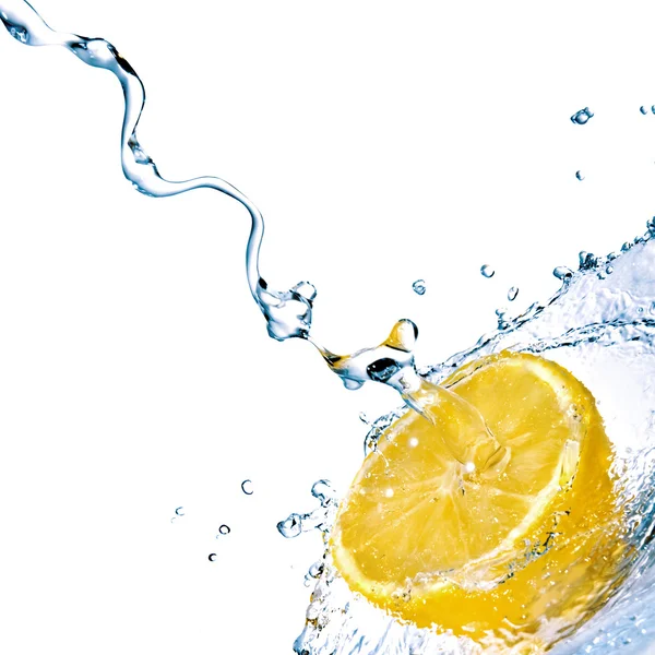 Färskt vatten droppar på citron — Stockfoto