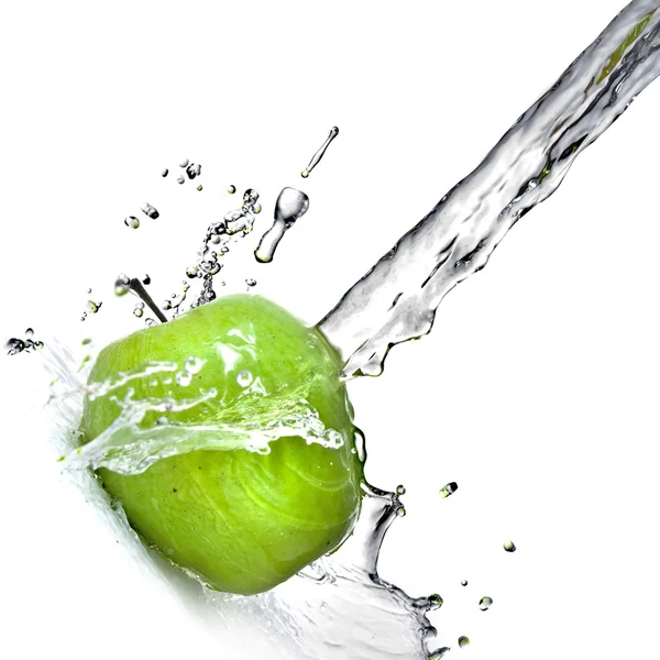 Salpicadura de agua dulce en la manzana verde —  Fotos de Stock