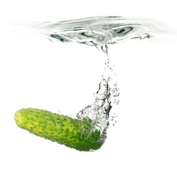 Yeşil salatalık suya düştü — Stok fotoğraf