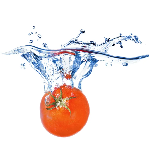 Rote Tomate ins Wasser gefallen — Stockfoto