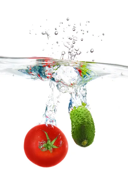 Rode tomaten en groene komkommer — Stockfoto