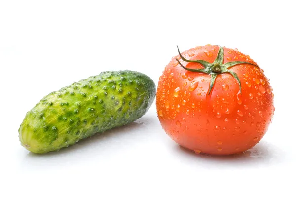 Punainen tomaatti ja vihreä kurkku — kuvapankkivalokuva