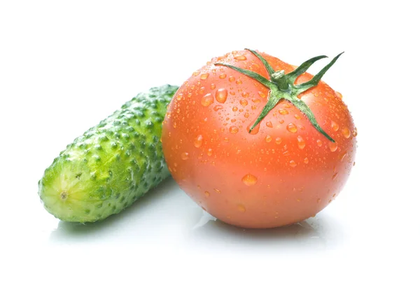 Красный помидор и зеленый огурец — стоковое фото