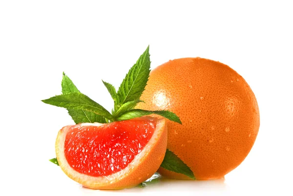 Water druppels op grapefruit met munt — Stockfoto