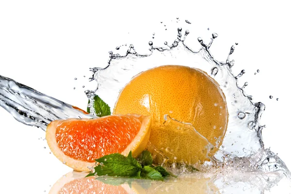 Spruzzi d'acqua su arancione con menta — Foto Stock