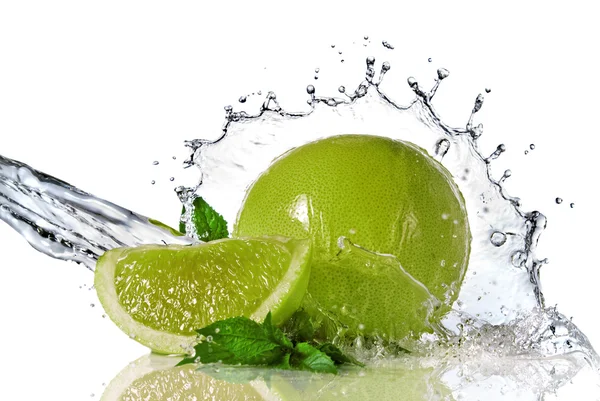 Water splash on lime with mint — Stockfoto