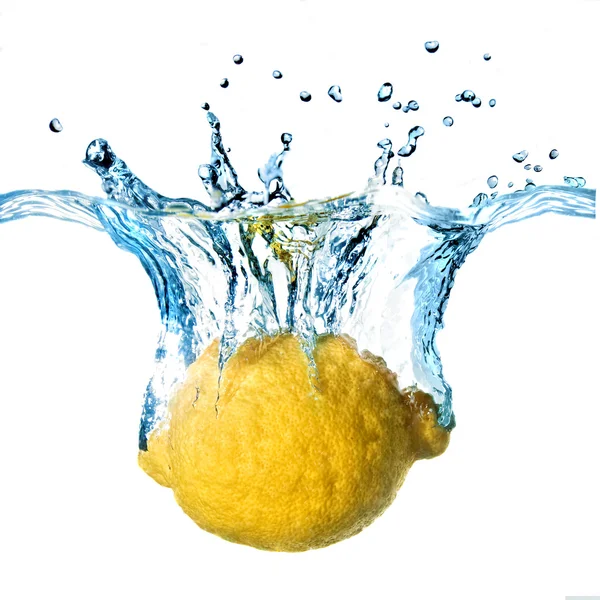 Čerstvý citron spadl do vody — Stock fotografie